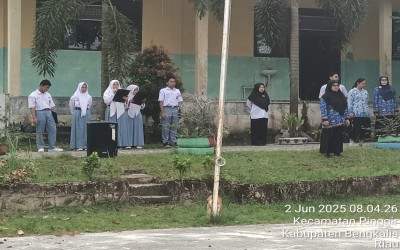 Upacara bendera Senin pagi memperingati hari lahir Pancasila